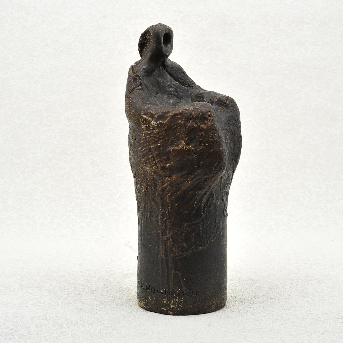 LA DAMA. Escultura en gres. Ricardo Nowinski, Uruguay. Año 2008, 39x14 cm