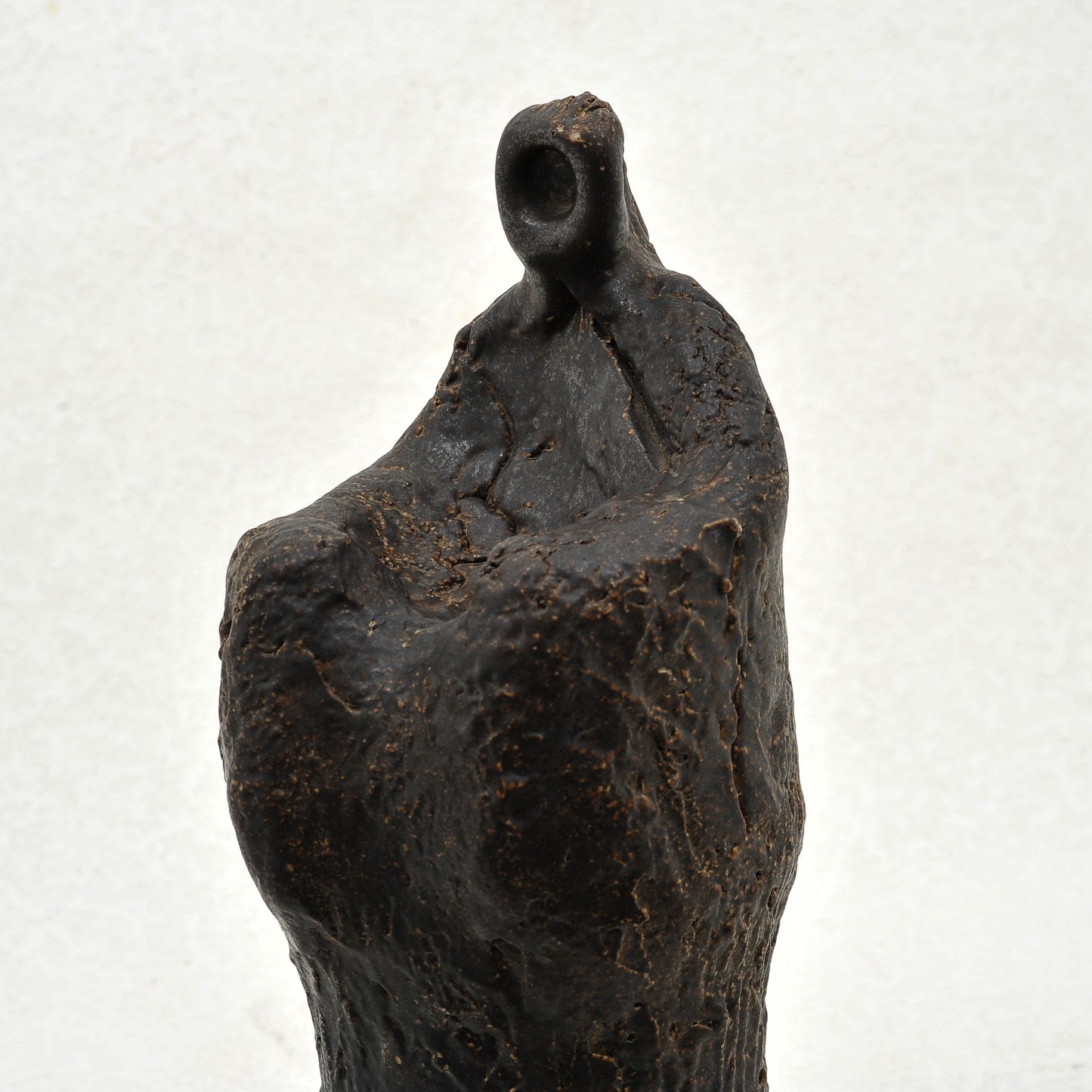 LA DAMA. Escultura en gres. Ricardo Nowinski, Uruguay. Año 2008, 39x14 cm