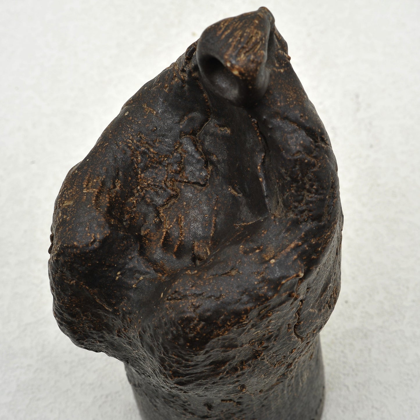 LA DAMA. Escultura en gres. Ricardo Nowinski, Uruguay. Año 2008, 39x14 cm