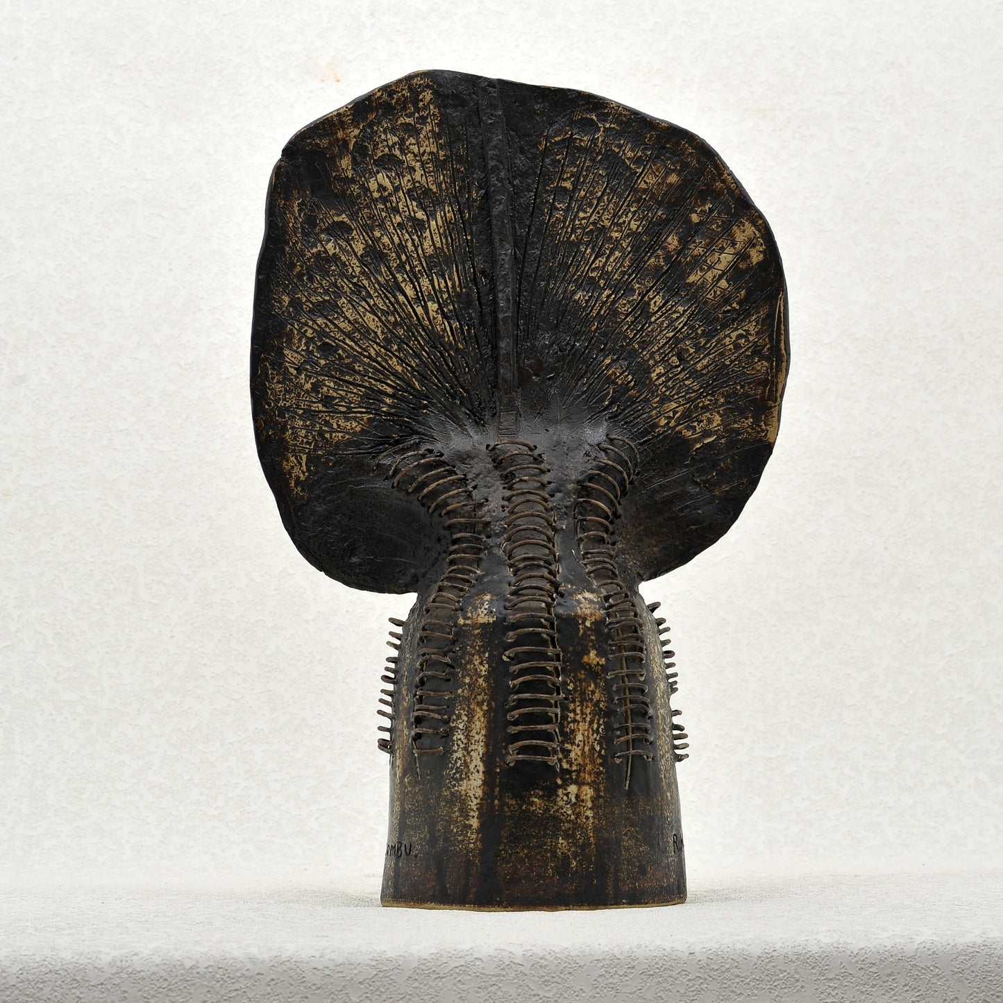 EL OTRO OMBÚ. Escultura en gres. Ricardo Nowinski, Uruguay. Año 2008, 43x28cm