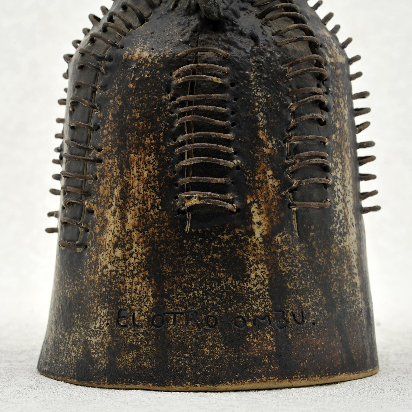 EL OTRO OMBÚ. Escultura en gres. Ricardo Nowinski, Uruguay. Año 2008, 43x28cm