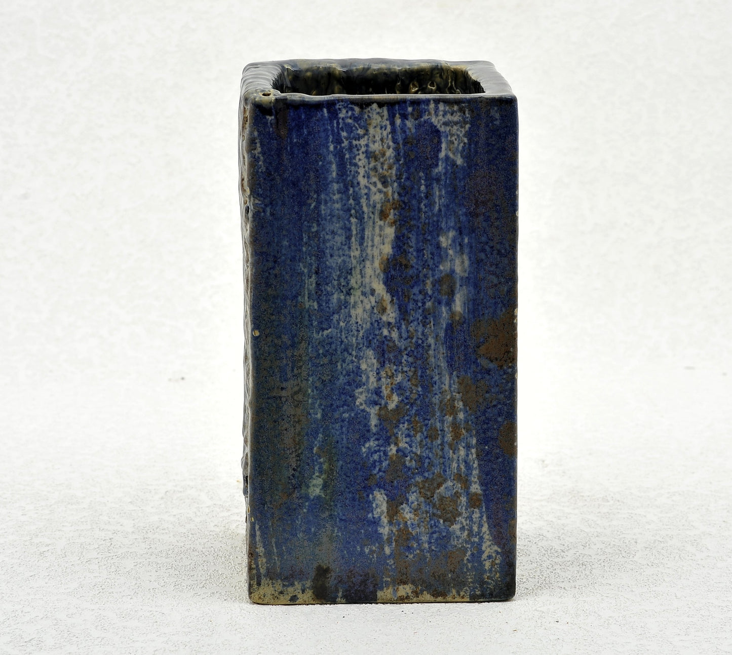 JARRÓN RECTANGULAR. Cerámica. Ricardo Nowinski, Uruguay. Año 2009, 23x12cm