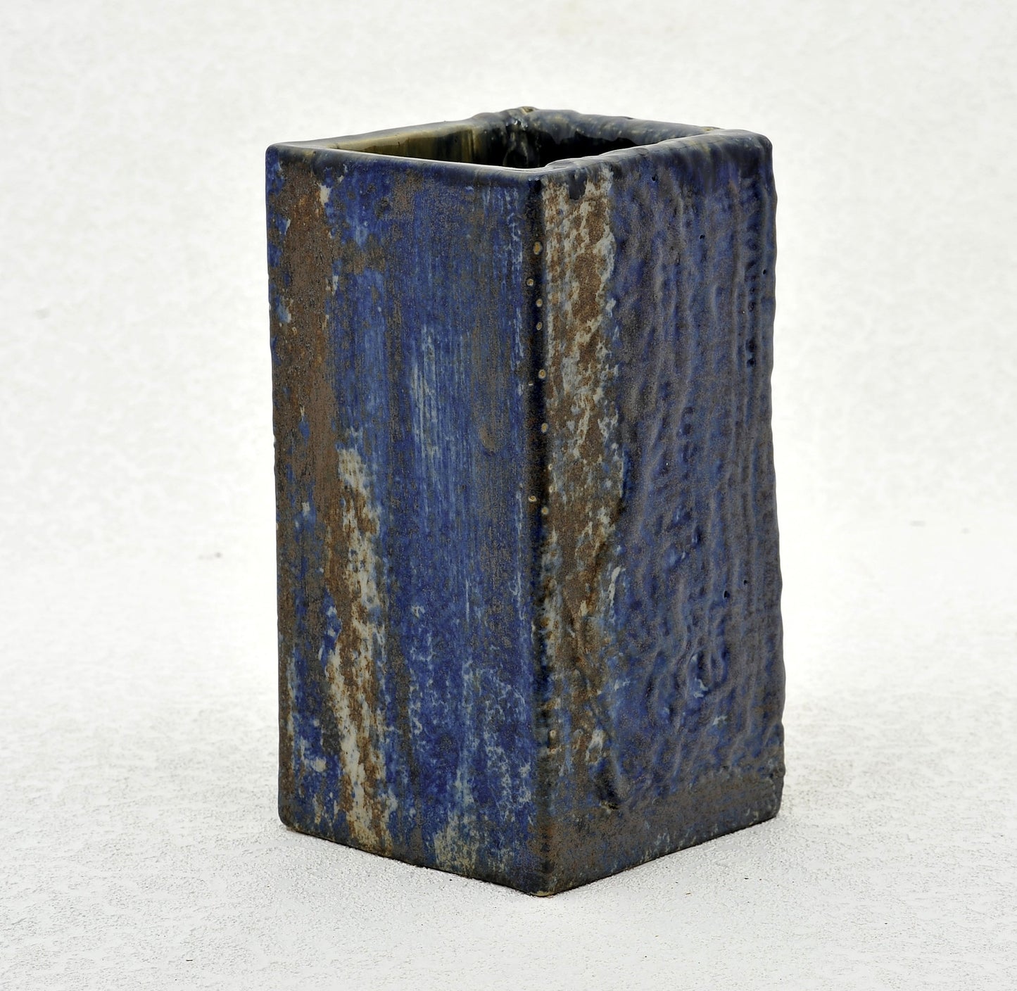 JARRÓN RECTANGULAR. Cerámica. Ricardo Nowinski, Uruguay. Año 2009, 23x12cm