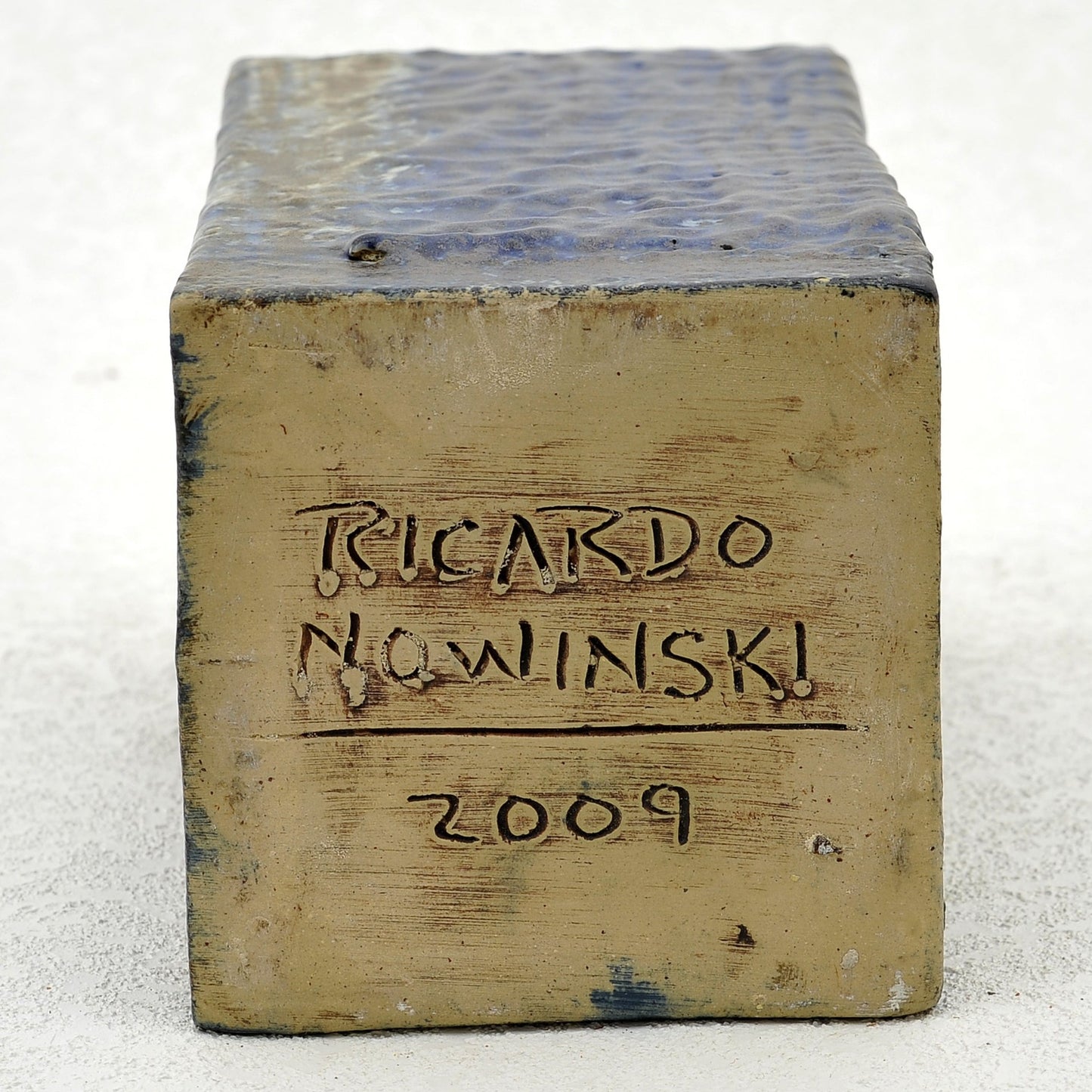 JARRÓN RECTANGULAR. Cerámica. Ricardo Nowinski, Uruguay. Año 2009, 23x12cm