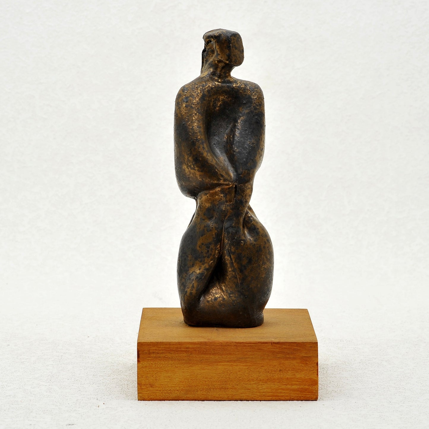 DAMA. Escultura en gres. Ricardo Nowinski, Uruguay. 24x8cm