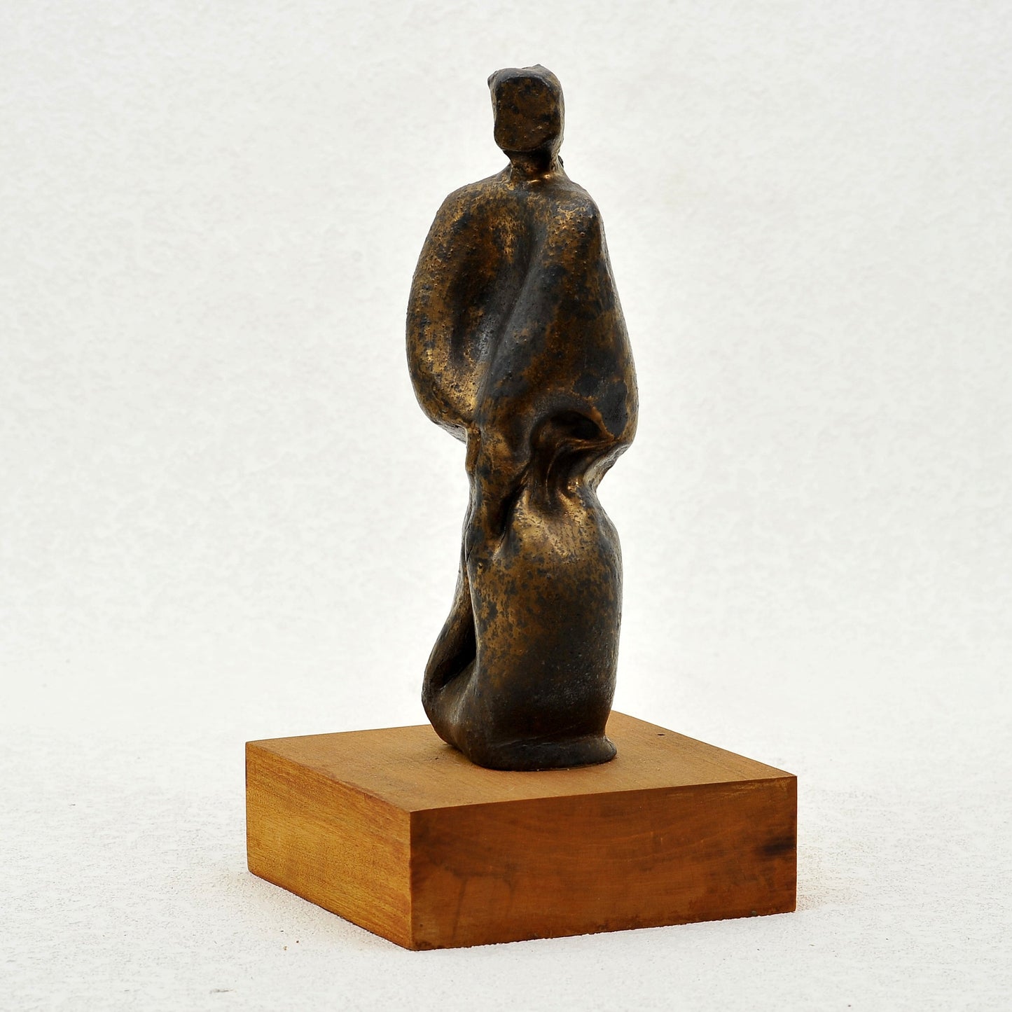 DAMA. Escultura en gres. Ricardo Nowinski, Uruguay. 24x8cm