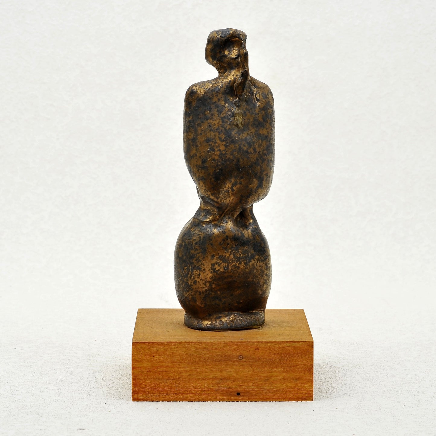 DAMA. Escultura en gres. Ricardo Nowinski, Uruguay. 24x8cm