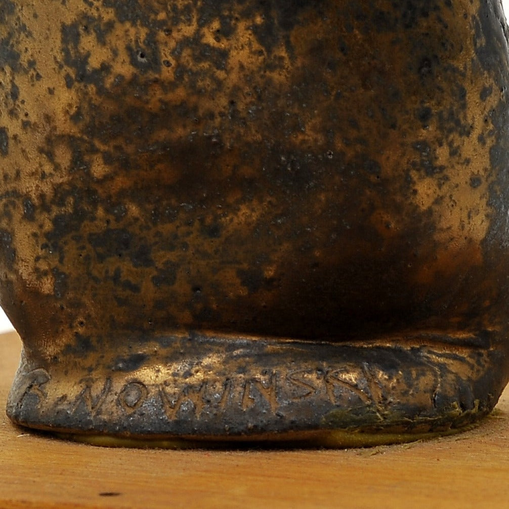 DAMA. Escultura en gres. Ricardo Nowinski, Uruguay. 24x8cm