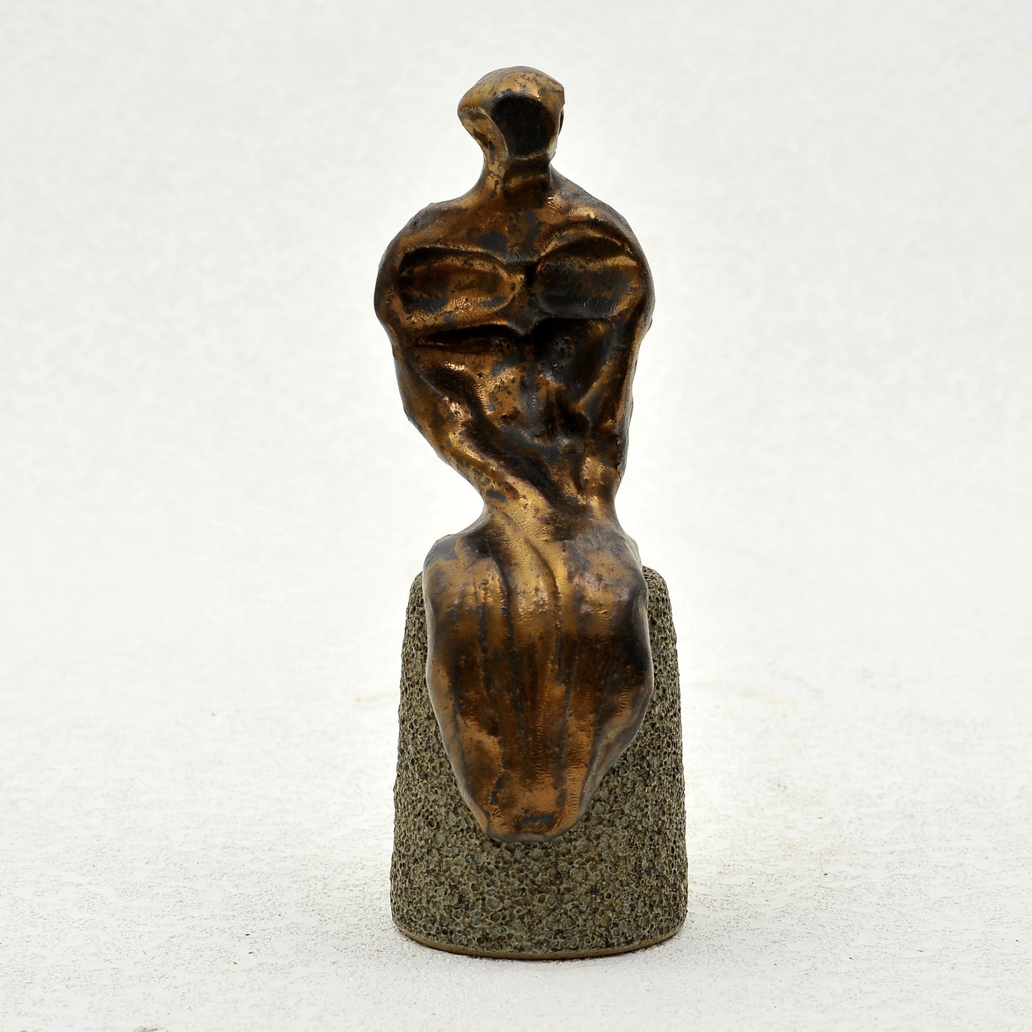 EL PENSADOR. Escultura en gres. Ricardo Nowinski, Uruguay. 23x7cm