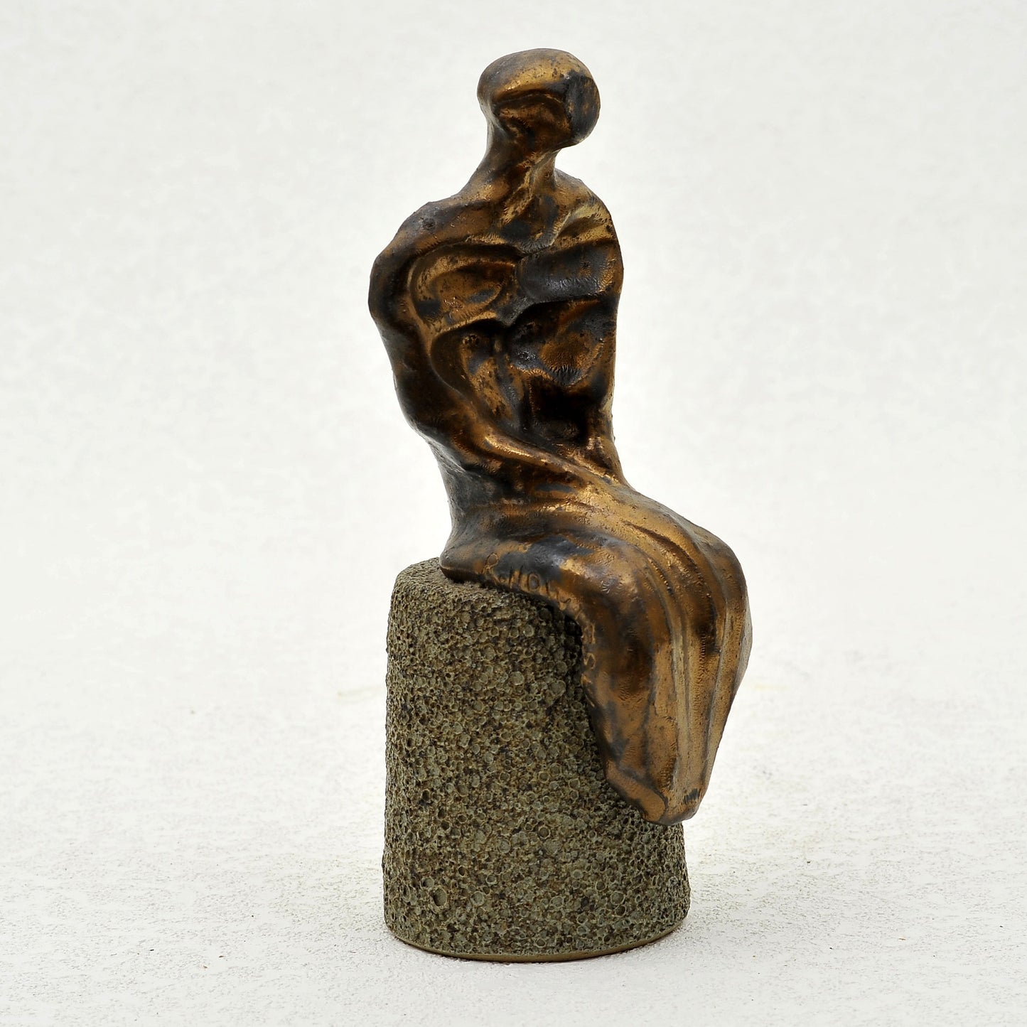 EL PENSADOR. Escultura en gres. Ricardo Nowinski, Uruguay. 23x7cm