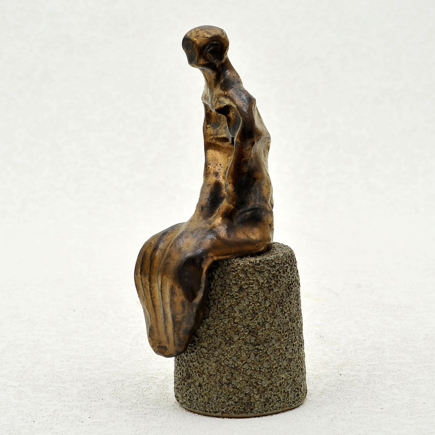 EL PENSADOR. Escultura en gres. Ricardo Nowinski, Uruguay. 23x7cm
