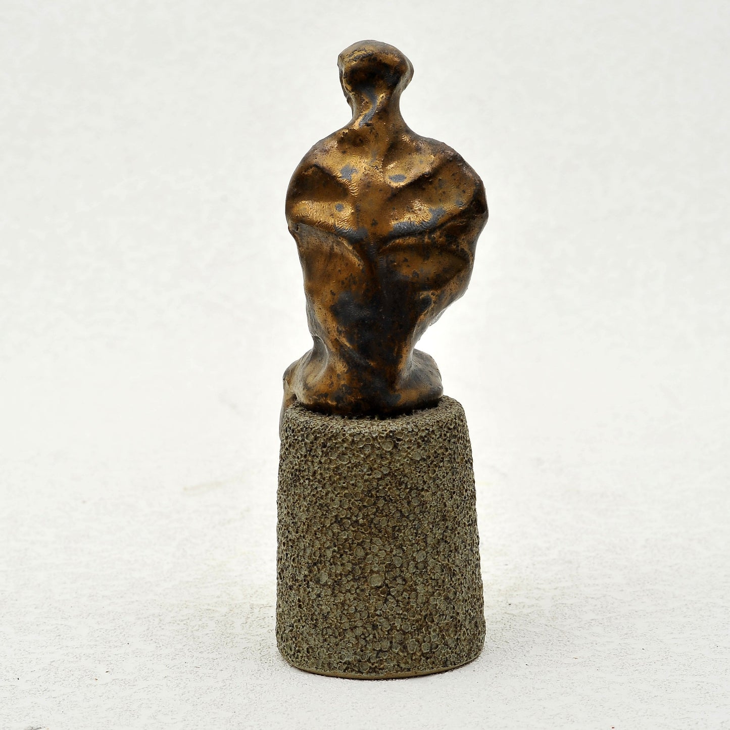 EL PENSADOR. Escultura en gres. Ricardo Nowinski, Uruguay. 23x7cm