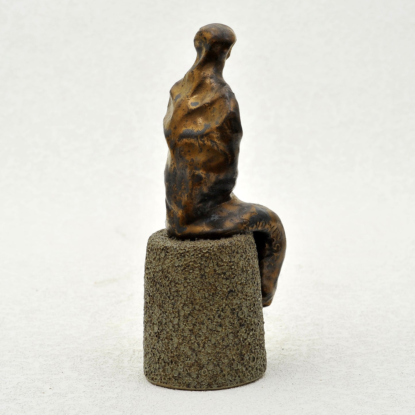 EL PENSADOR. Escultura en gres. Ricardo Nowinski, Uruguay. 23x7cm