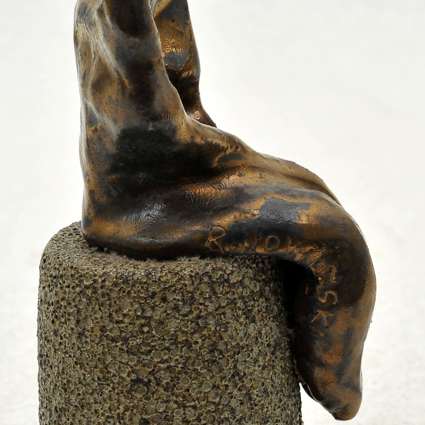 EL PENSADOR. Escultura en gres. Ricardo Nowinski, Uruguay. 23x7cm