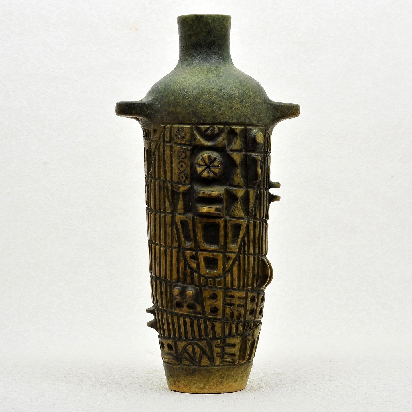 ÁNFORA TALLADA EN GRES. Jaime Nowinski, Uruguay. Año 1965, 51x24cm