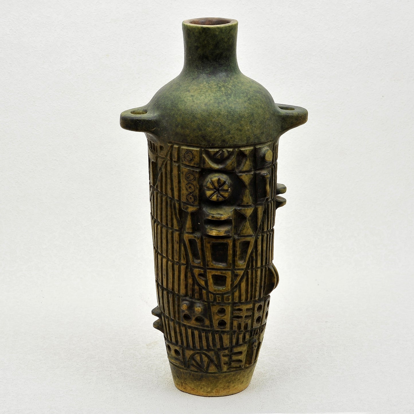 ÁNFORA TALLADA EN GRES. Jaime Nowinski, Uruguay. Año 1965, 51x24cm