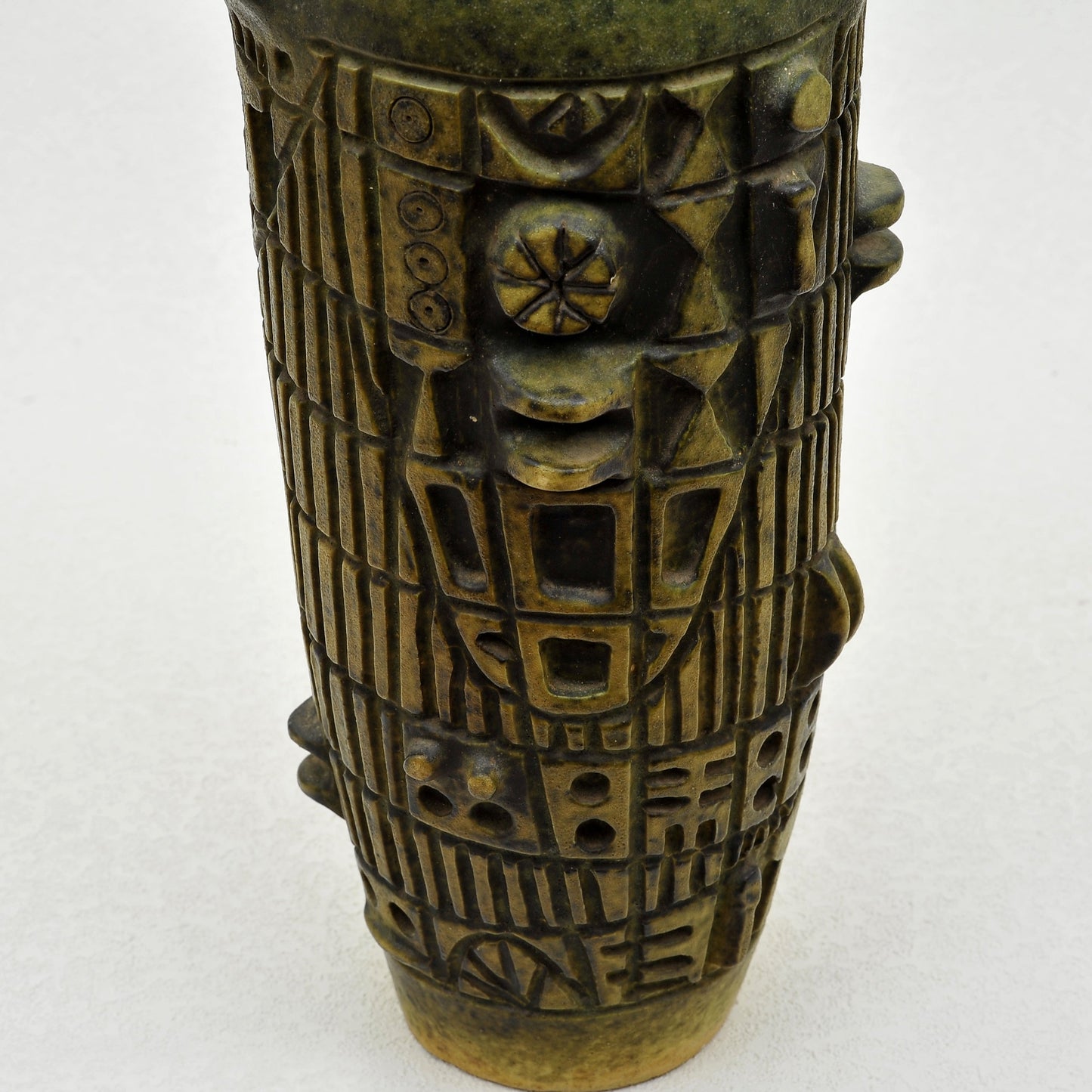 ÁNFORA TALLADA EN GRES. Jaime Nowinski, Uruguay. Año 1965, 51x24cm