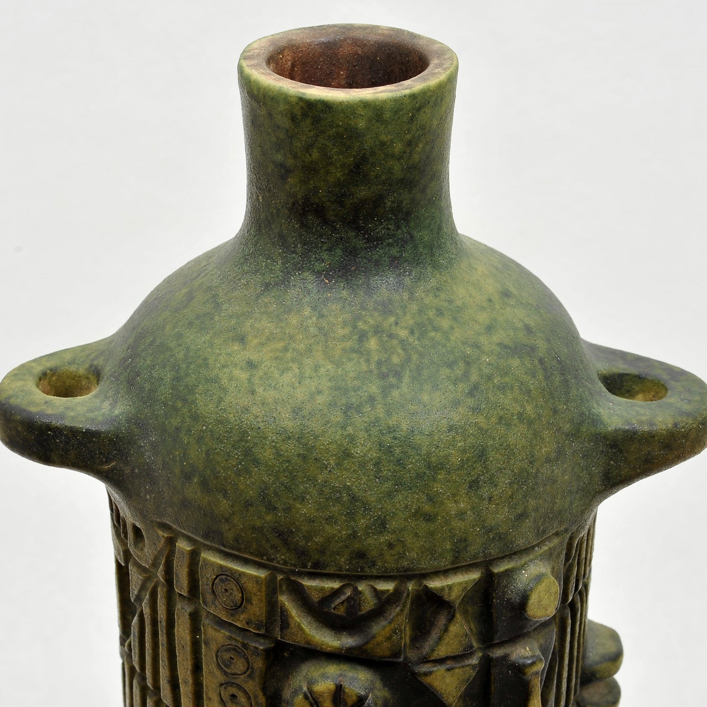 ÁNFORA TALLADA EN GRES. Jaime Nowinski, Uruguay. Año 1965, 51x24cm