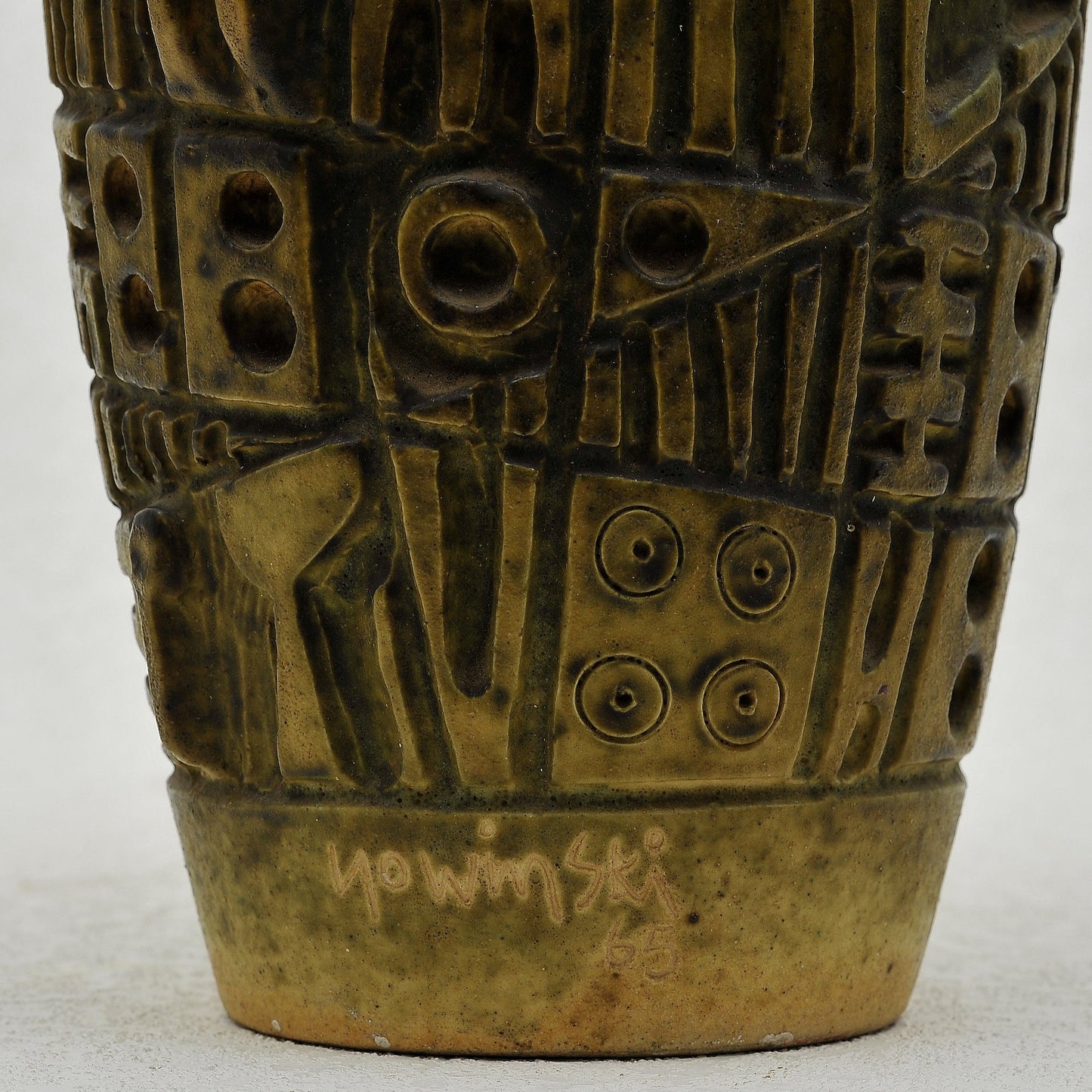 ÁNFORA TALLADA EN GRES. Jaime Nowinski, Uruguay. Año 1965, 51x24cm