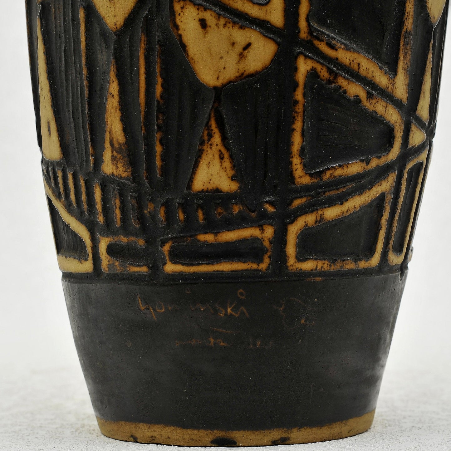ÁNFORA TALLADA. Jaime Nowinski, Uruguay. Año 1969, 57x20cm