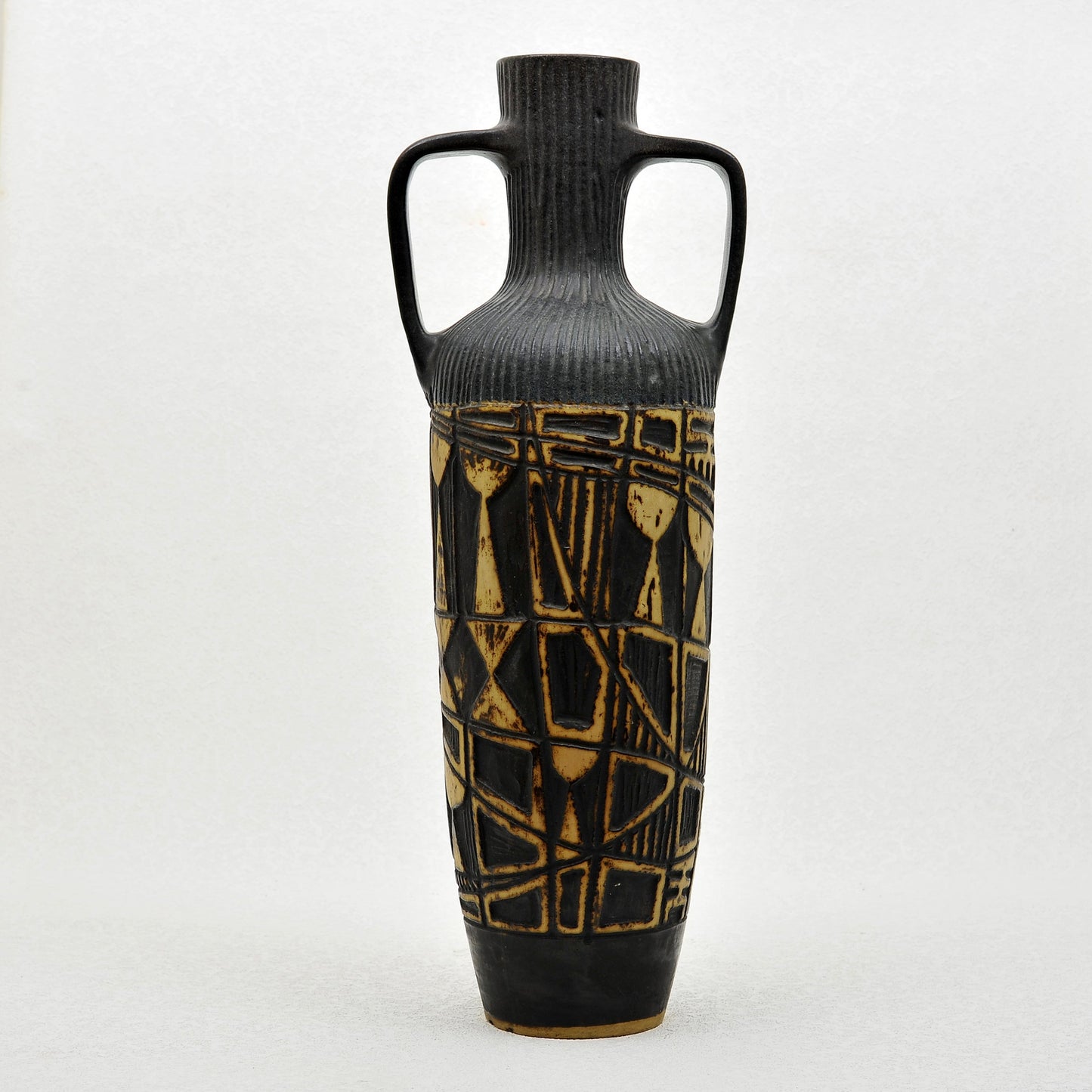 ÁNFORA TALLADA. Jaime Nowinski, Uruguay. Año 1969, 57x20cm