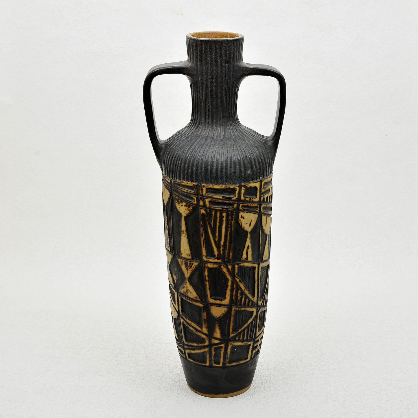 ÁNFORA TALLADA. Jaime Nowinski, Uruguay. Año 1969, 57x20cm
