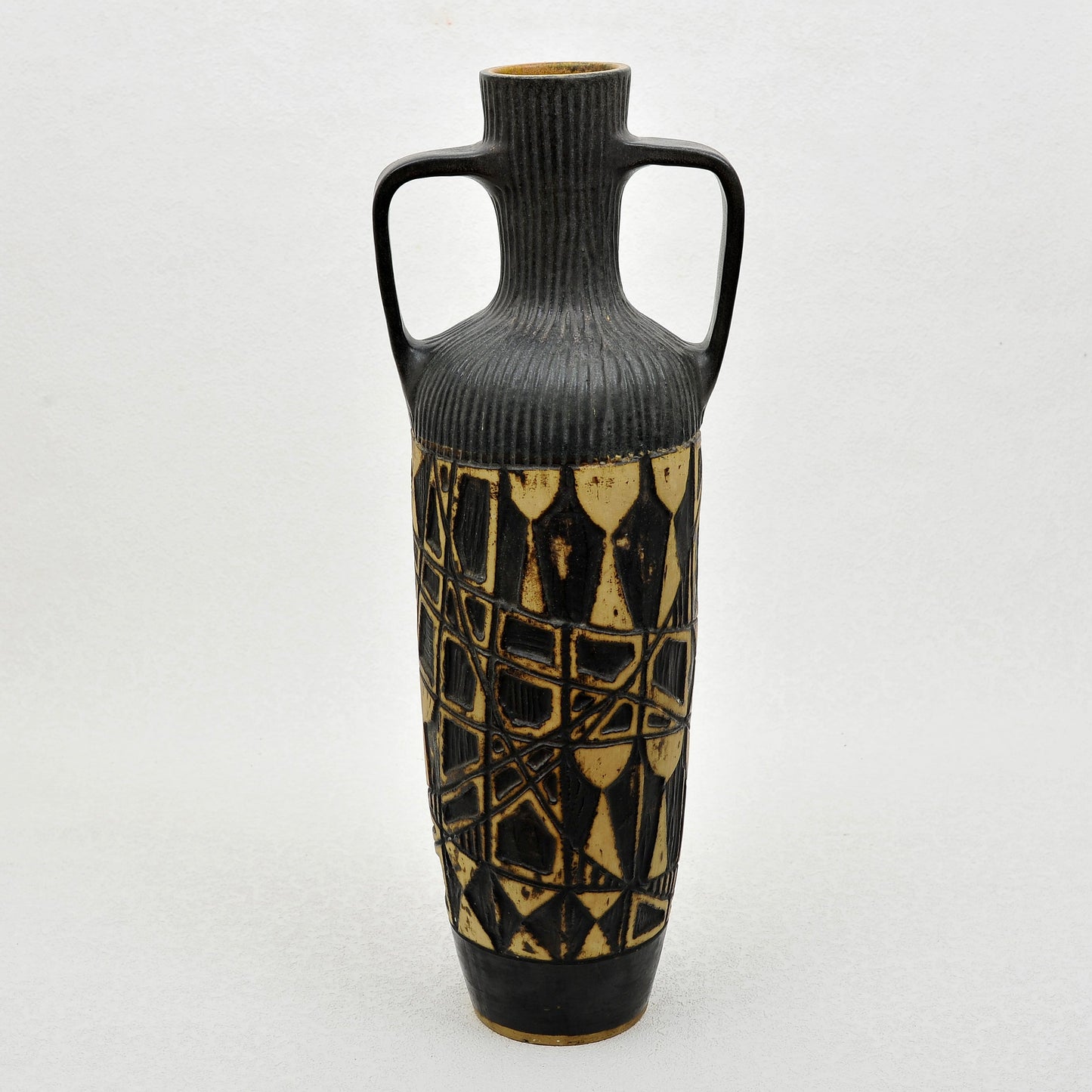 ÁNFORA TALLADA. Jaime Nowinski, Uruguay. Año 1969, 57x20cm
