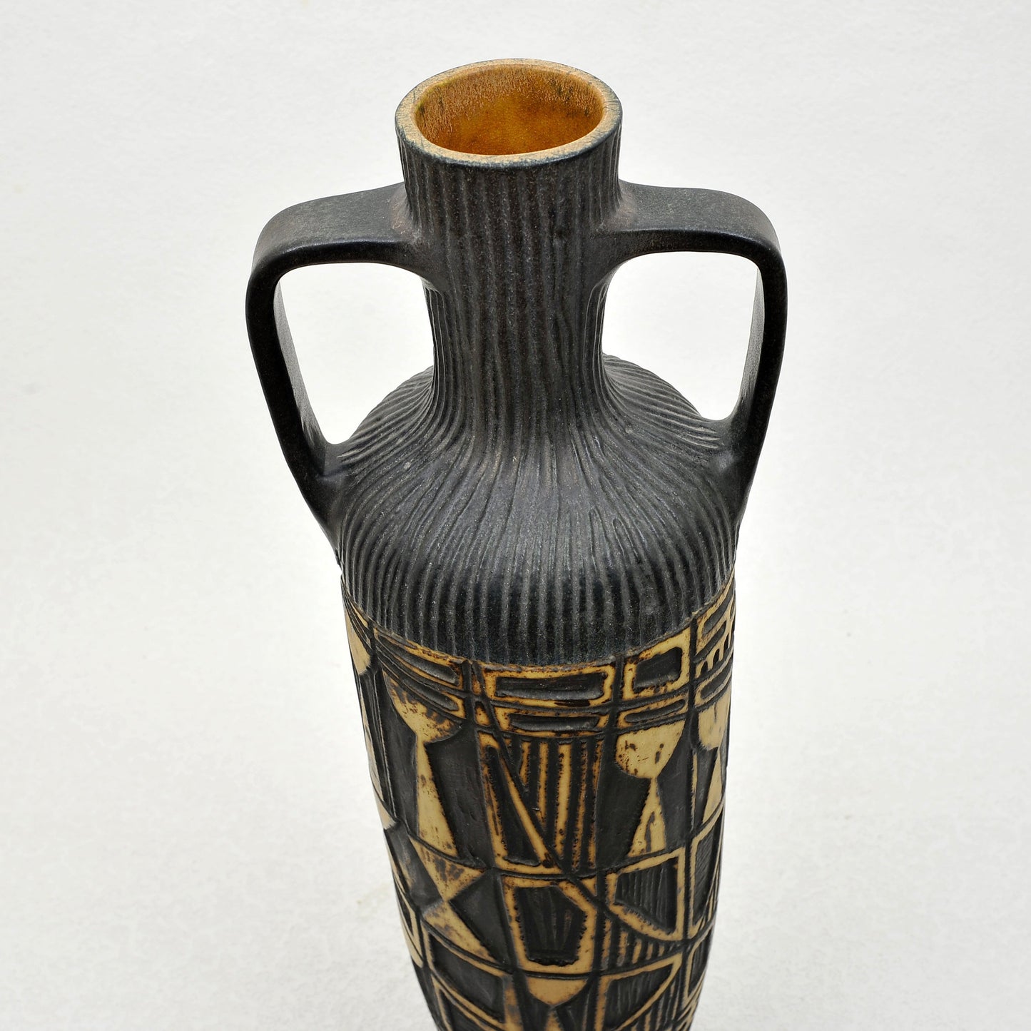 ÁNFORA TALLADA. Jaime Nowinski, Uruguay. Año 1969, 57x20cm