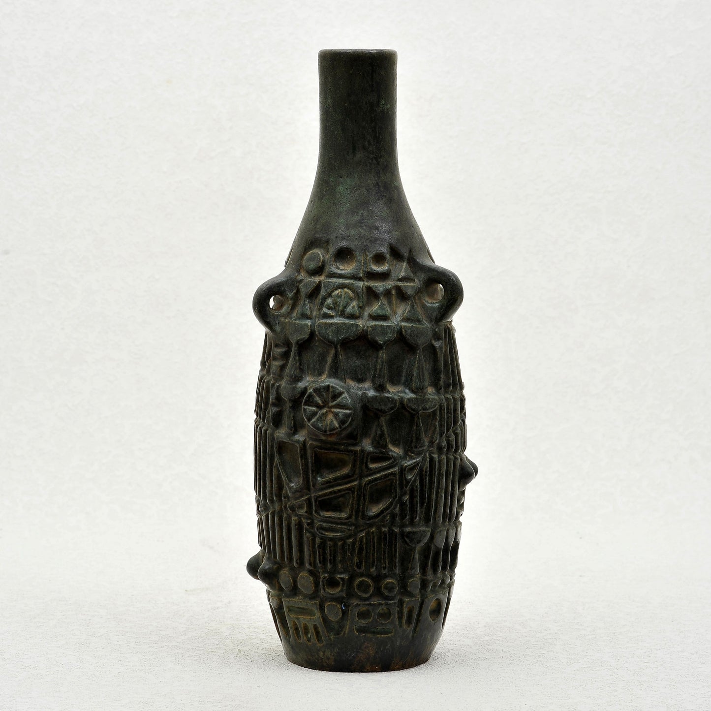 JARRÓN TALLADO EN GRES. Jaime Nowinski, Uruguay. Año 1966, 37x14cm