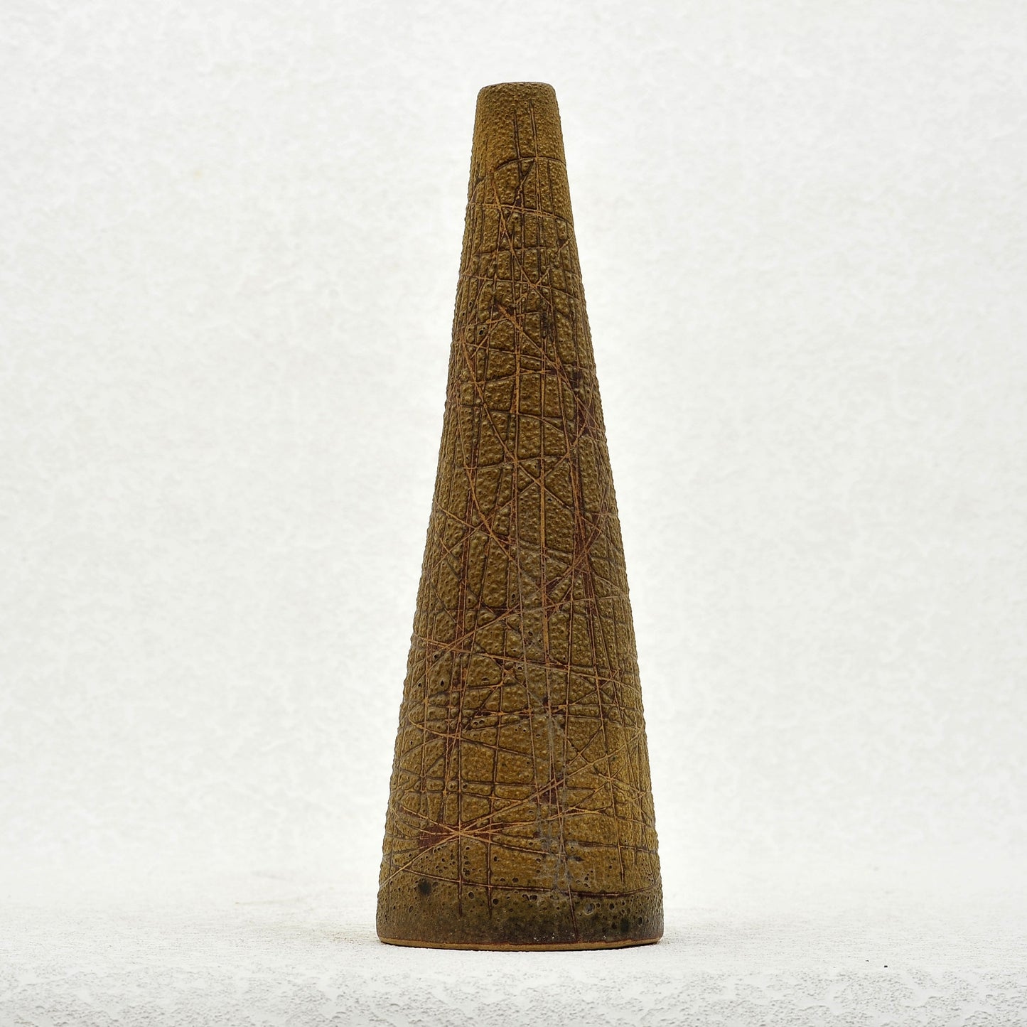 PIEZA PIRAMIDAL. Jaime Nowinski, Uruguay. Año 1962, 32x10x3cm