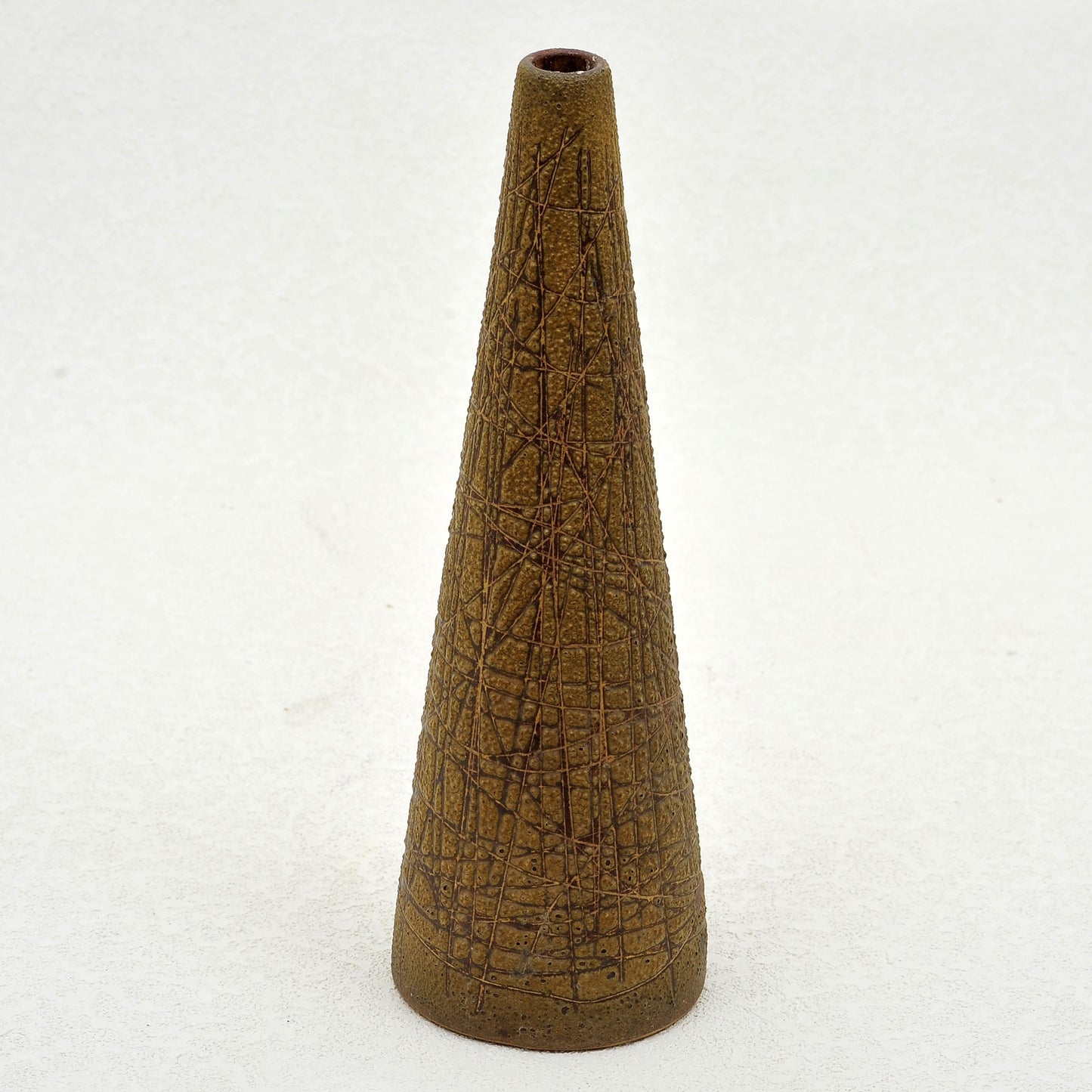 PIEZA PIRAMIDAL. Jaime Nowinski, Uruguay. Año 1962, 32x10x3cm