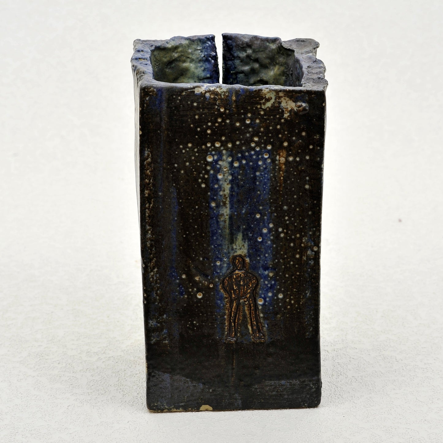 JARRÓN en cerámica. Ricardo Nowinski, Uruguay. Año 2009, 23x13cm