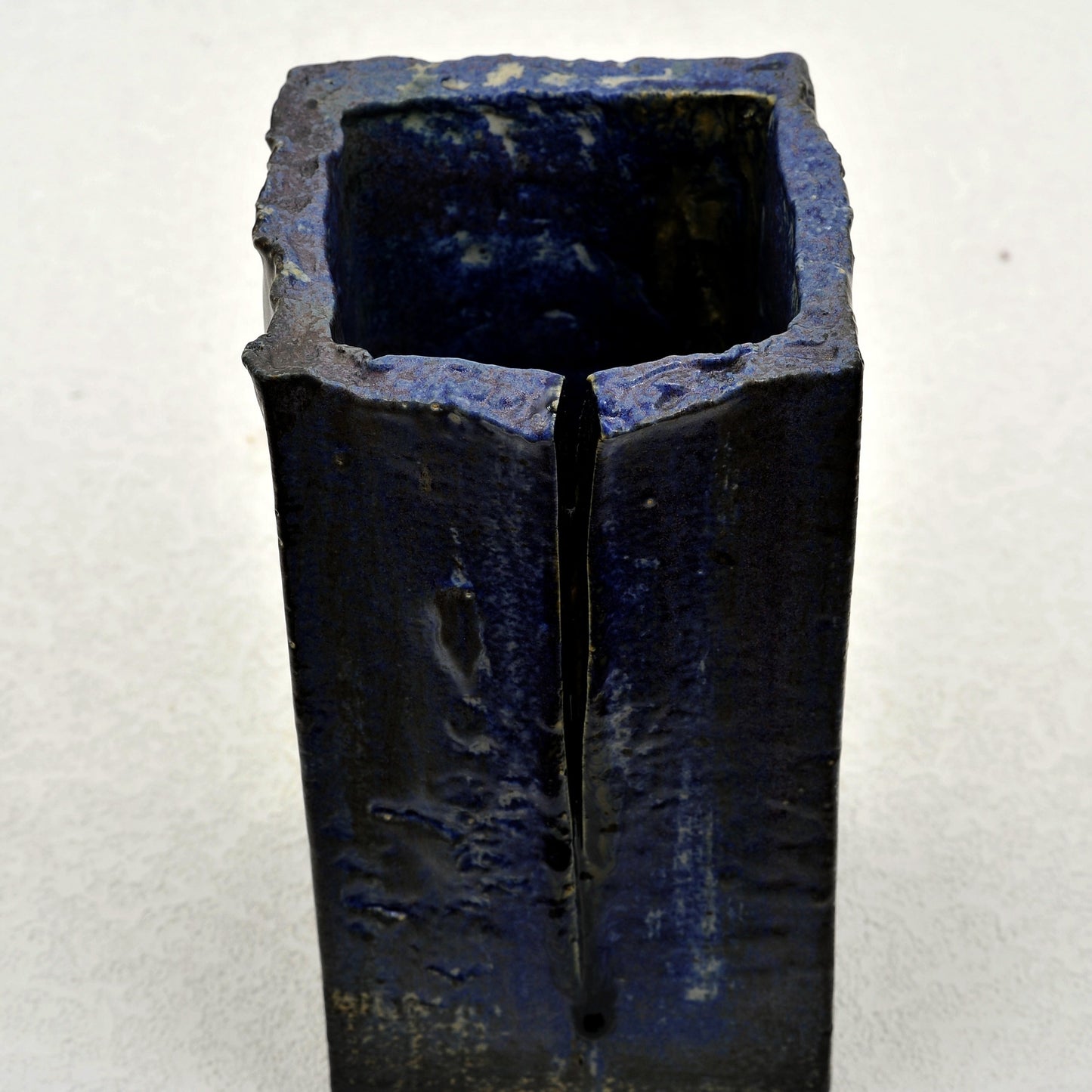 JARRÓN en cerámica. Ricardo Nowinski, Uruguay. Año 2009, 23x13cm