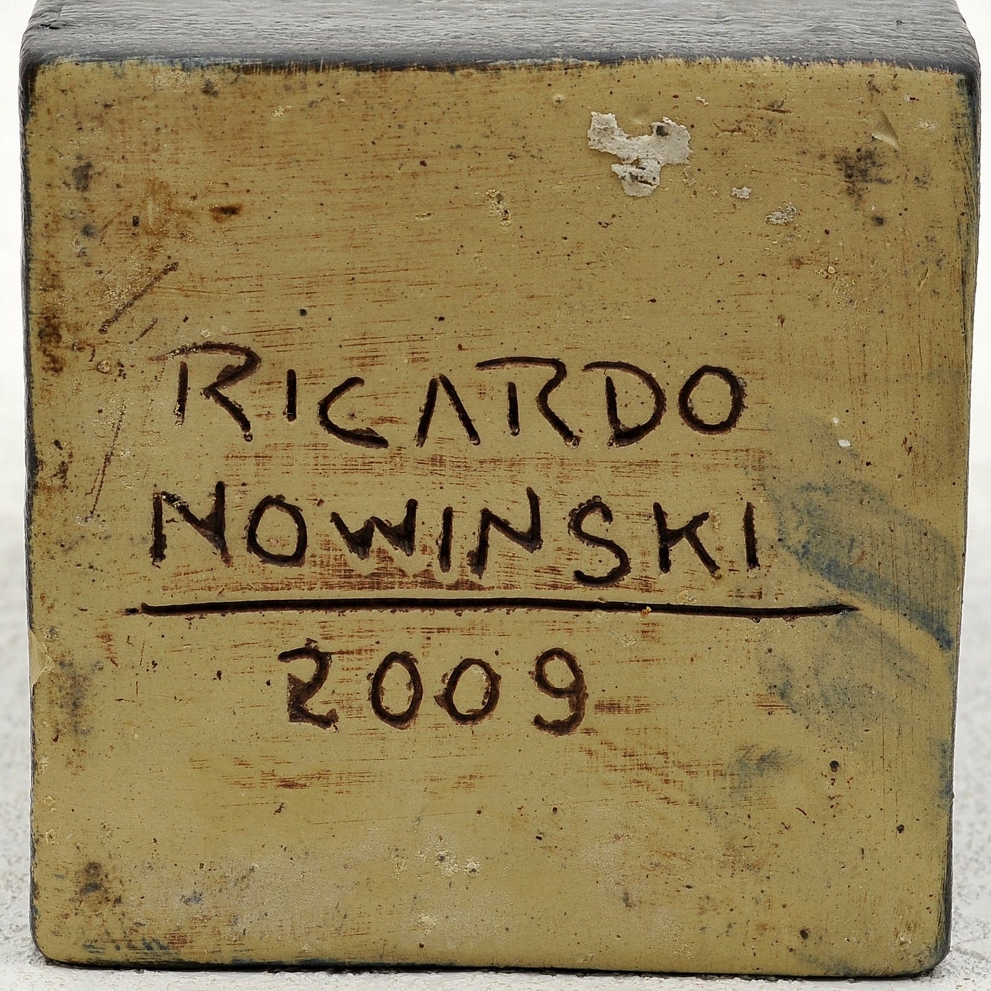 JARRÓN en cerámica. Ricardo Nowinski, Uruguay. Año 2009, 23x13cm