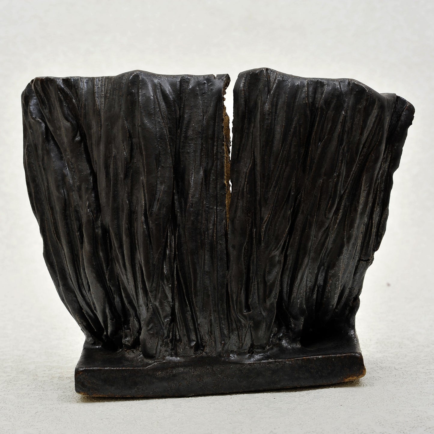ESCULTURA en gres. Ricardo Nowinski, Uruguay. 26x21cm