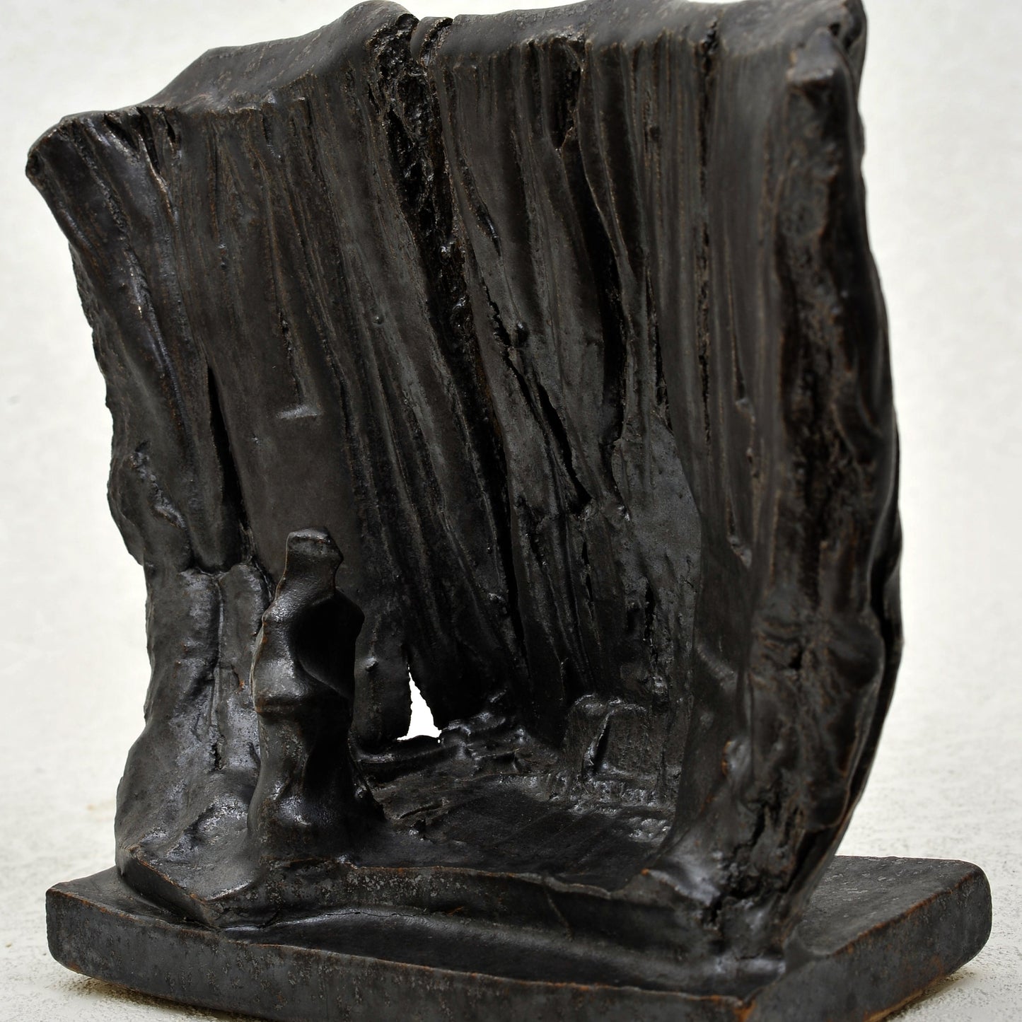 ESCULTURA en gres. Ricardo Nowinski, Uruguay. 26x21cm