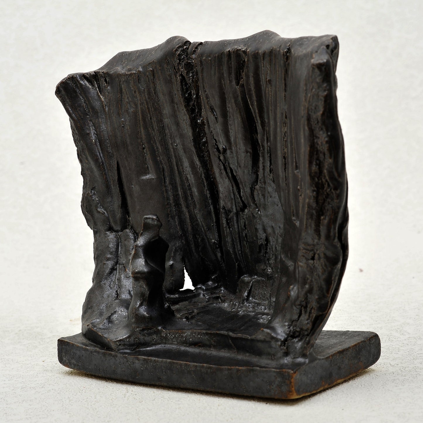 ESCULTURA en gres. Ricardo Nowinski, Uruguay. 26x21cm