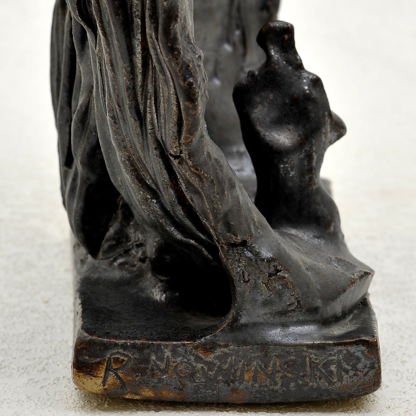 ESCULTURA en gres. Ricardo Nowinski, Uruguay. 26x21cm