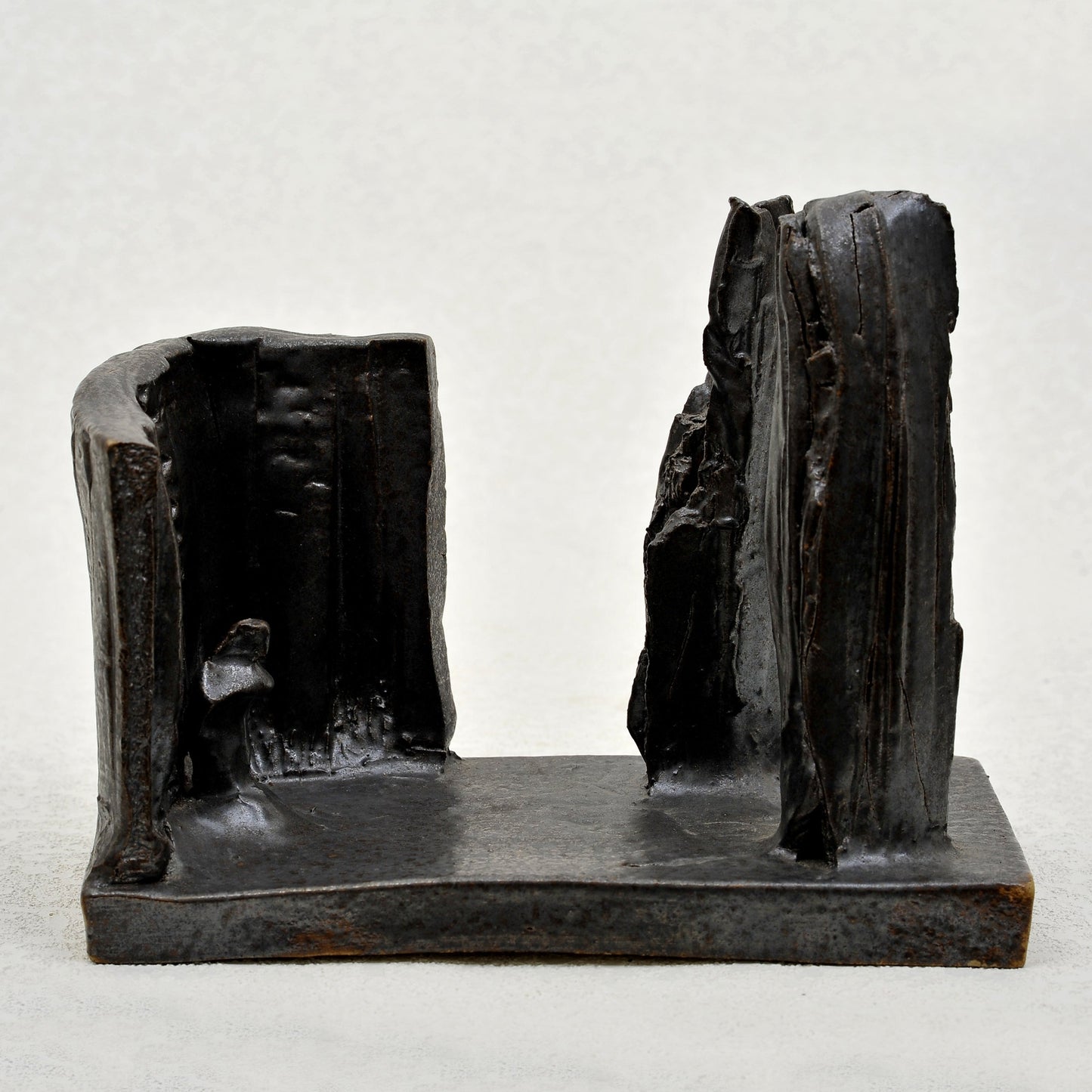 ESCULTURA en gres. Ricardo Nowinski, Uruguay. 23x13cm