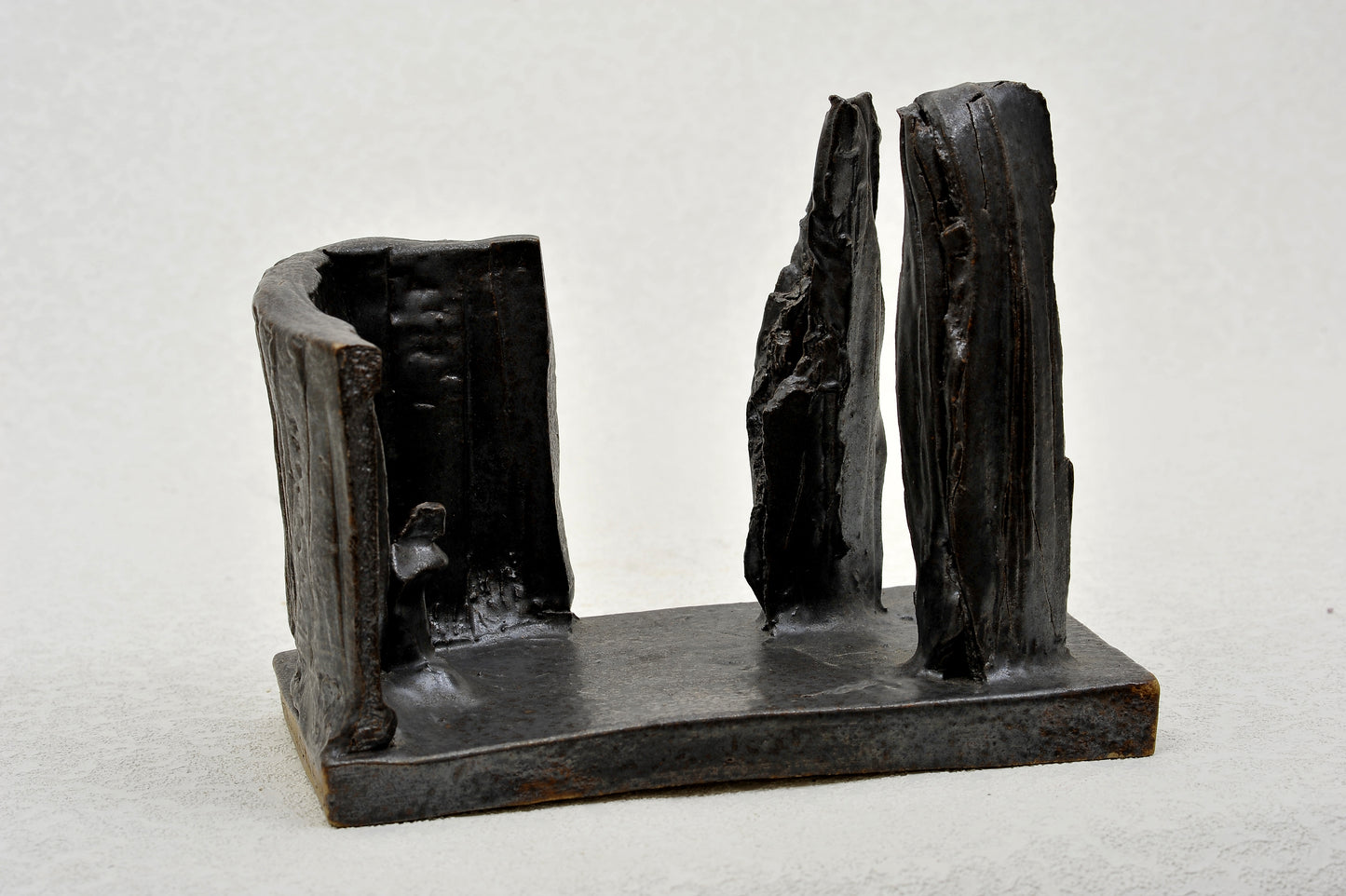 ESCULTURA en gres. Ricardo Nowinski, Uruguay. 23x13cm