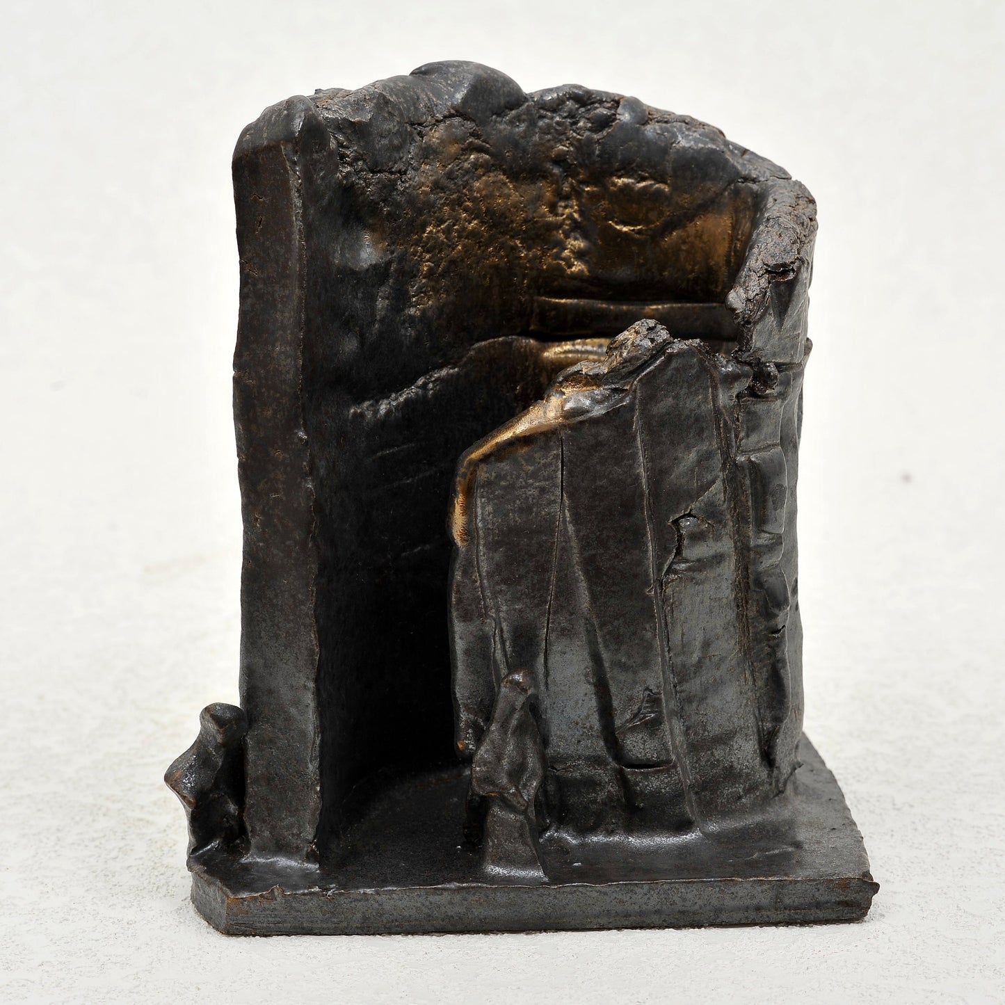 ESCULTURA en gres. Ricardo Nowinski, Uruguay. Año 2003, 15x18x11cm