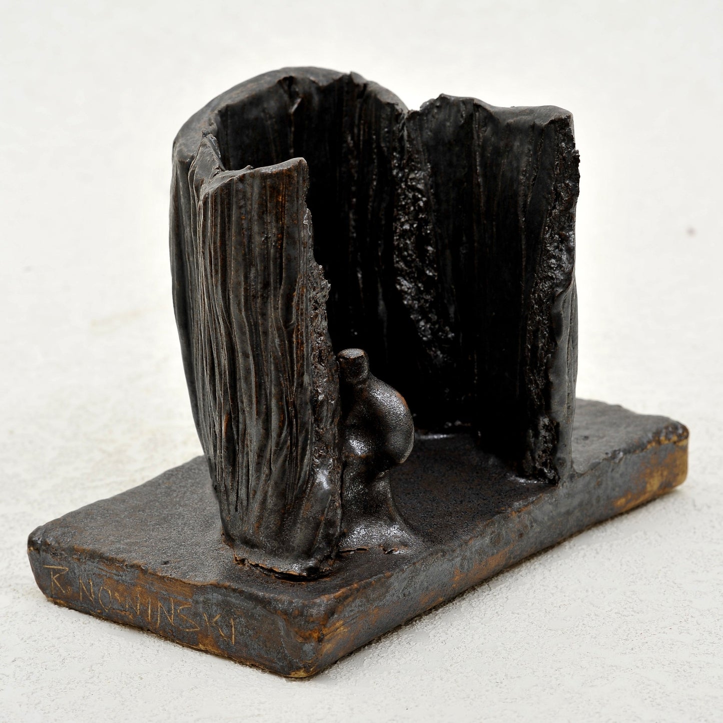 ESCULTURA en gres. Ricardo Nowinski, Uruguay. 18x13x11cm