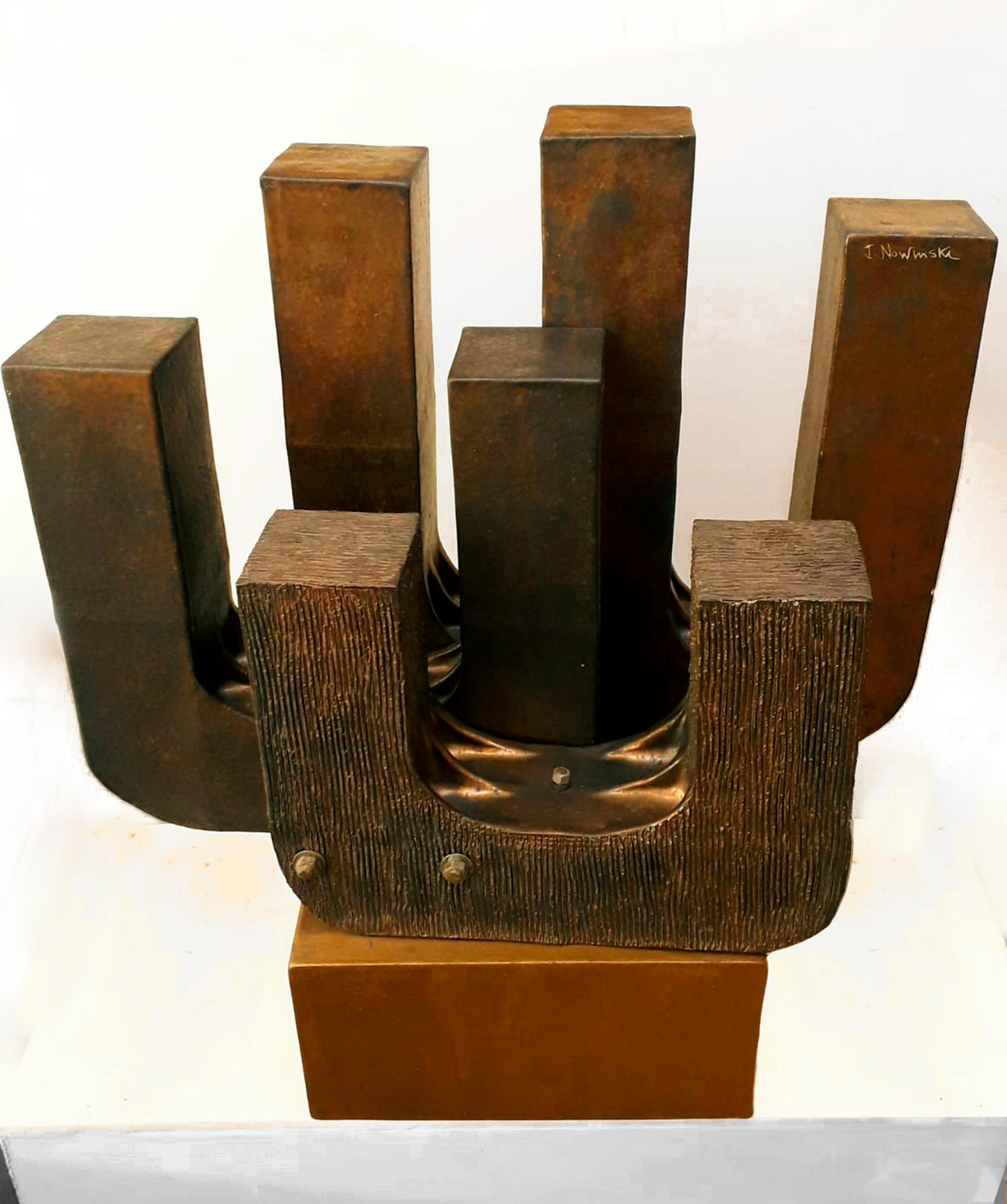 MENORAH. Escultura en gres. Jaime Nowinski, Uruguay. Año: 1995, 61x76x36cm