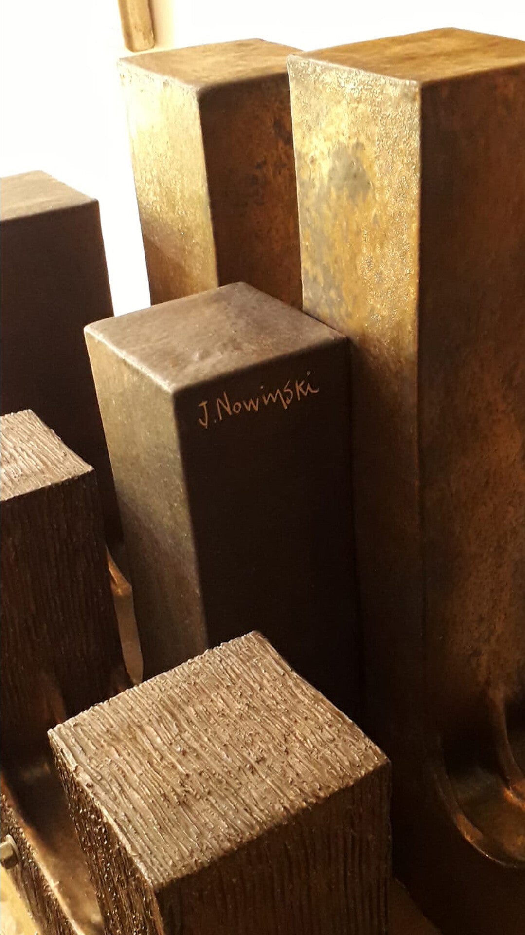 MENORAH. Escultura en gres. Jaime Nowinski, Uruguay. Año: 1995, 61x76x36cm