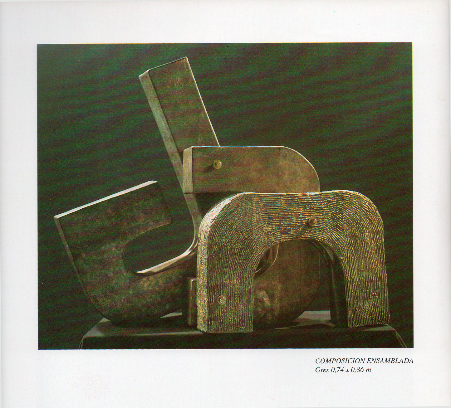 COMPOSICIÓN ENSAMBLADA. Escultura en gres. Jaime Nowinski, Uruguay. Año 1990, 74x86cm