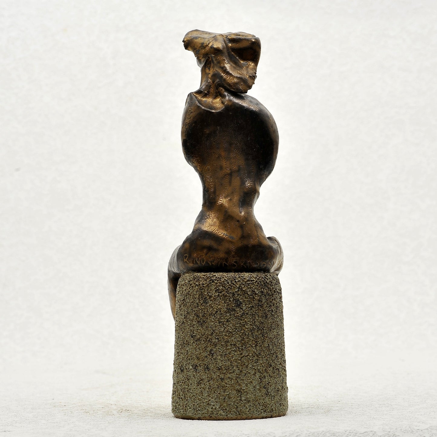 SIN TÍTULO. Escultura en gres. Ricardo Nowinski, Uruguay. 26x10 cm, Año 2001