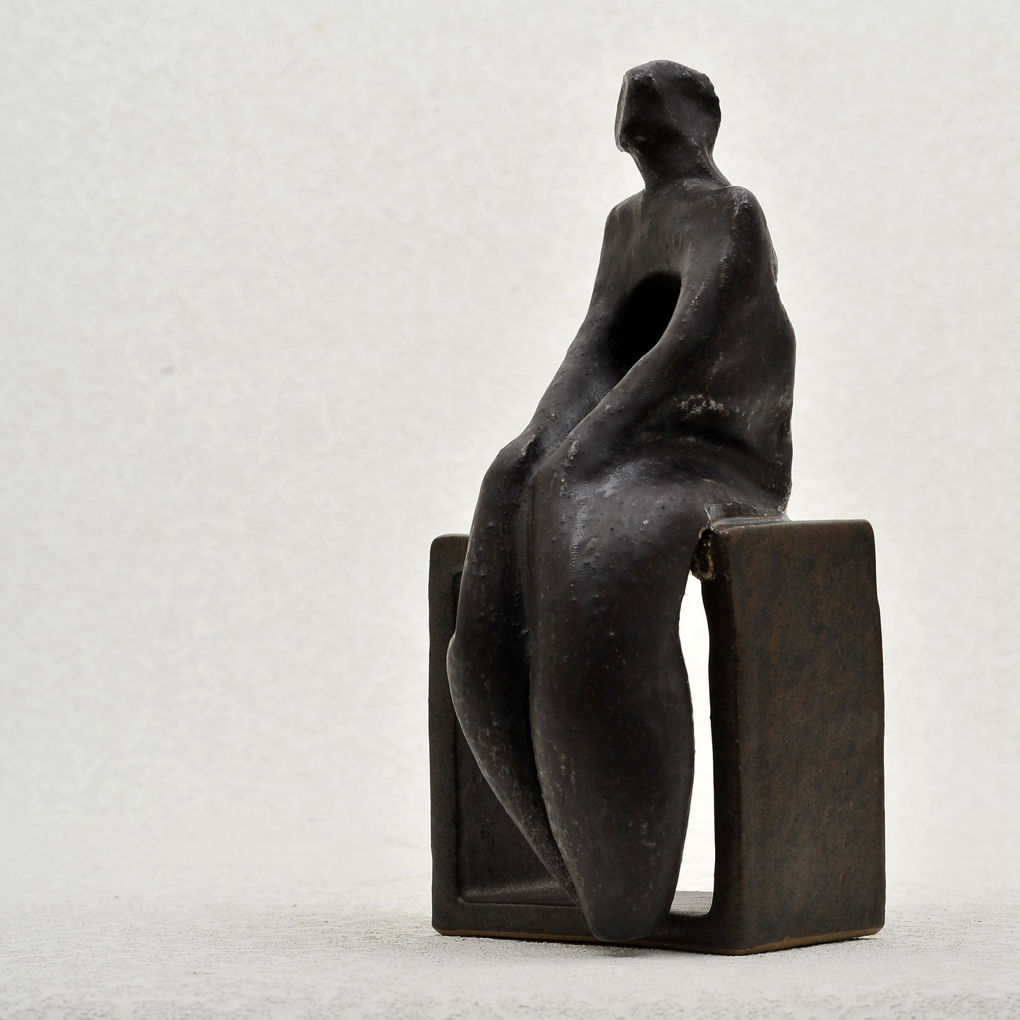 SIN TÍTULO. Escultura en gres. Ricardo Nowinski, Uruguay. 25x12x11 cm, Año 2002