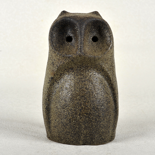 Búho en gres esmaltado. 25x13x11cm. Jaime Nowinski 1934-2022, Uruguay.