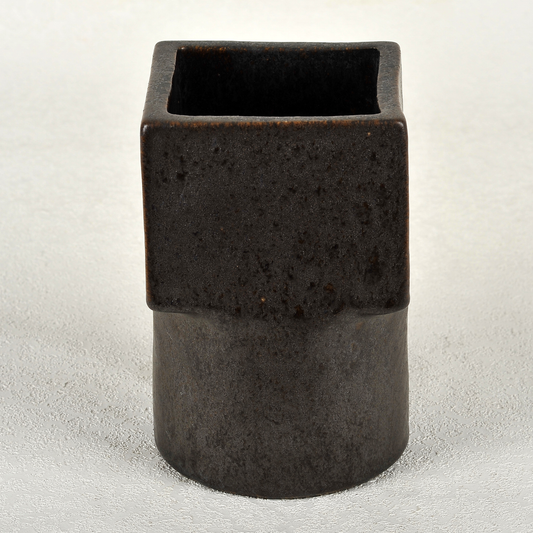 Pieza en cerámica. ¨La Ventana¨, 25x9x12 cm. Ricardo Nowinski, Uruguay.