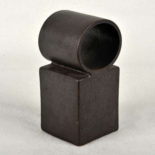 Pieza escultórica en cerámica. 26x12x9 cm. Ricardo Nowinski, Uruguay.